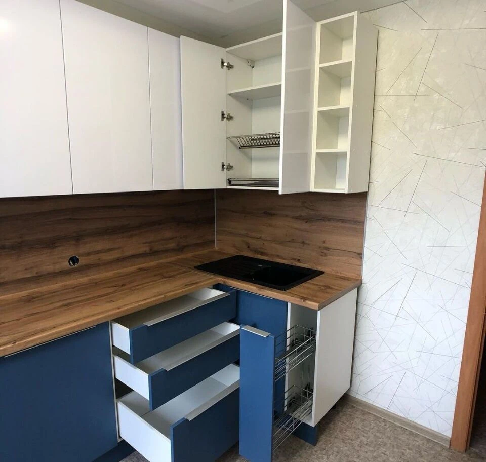 Изготовим кухню в пастельных тонах с глянцевыми фасадами и скрытой системой хранения. Расчет под зак